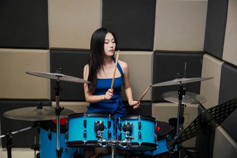 在排练室打爵士鼓的亚洲少女图片