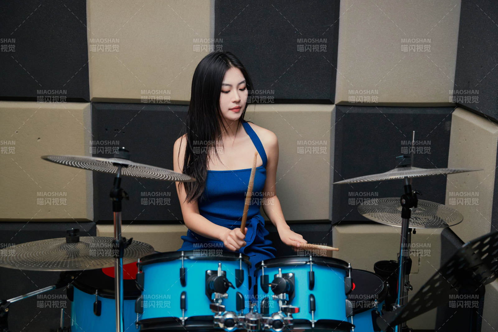 在排练室打爵士鼓的亚洲少女图片