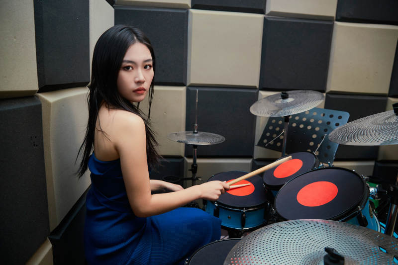 在排练室打爵士鼓的亚洲少女图片