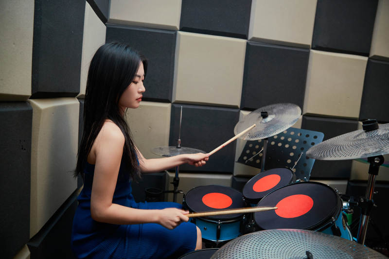 在排练室打爵士鼓的亚洲少女图片