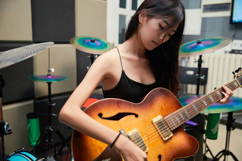 在录音室排练演奏的亚洲少女图片