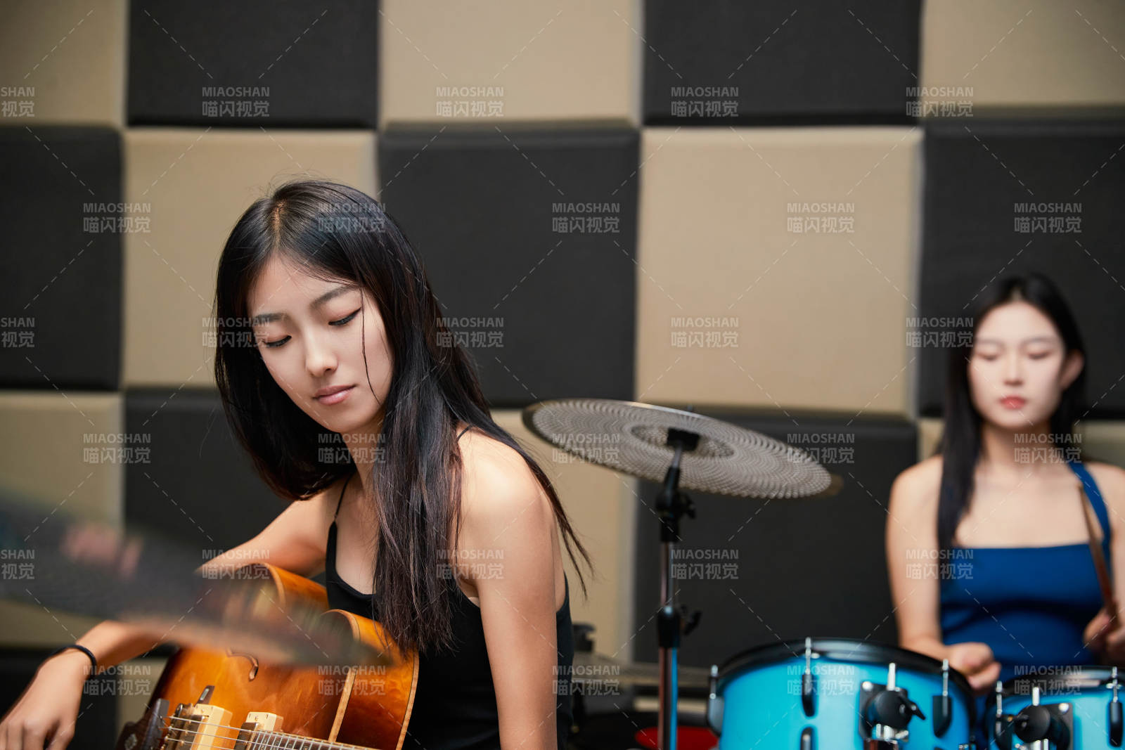 在录音室排练演奏的亚洲少女图片