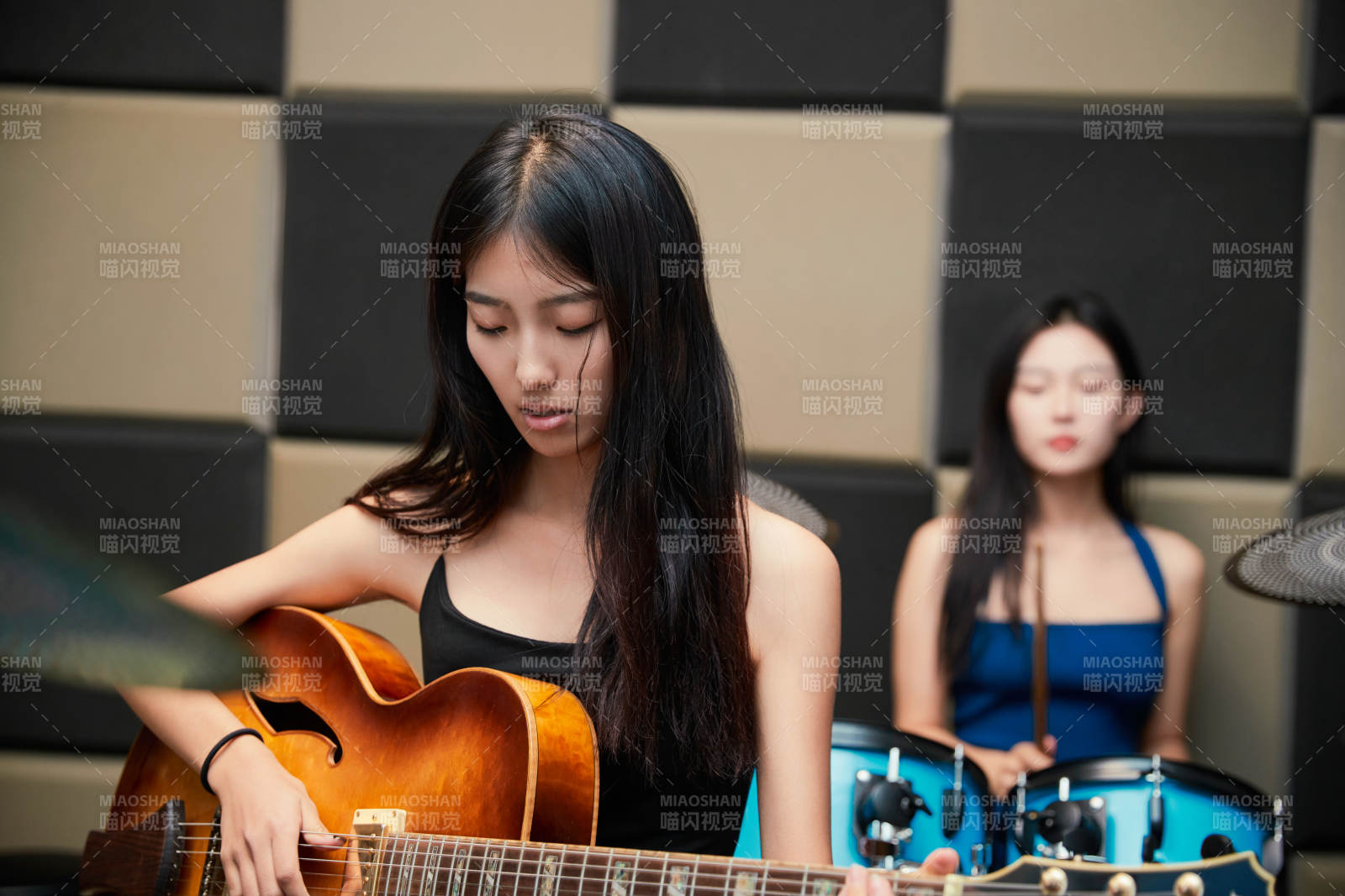 在录音室排练演奏的亚洲少女图片