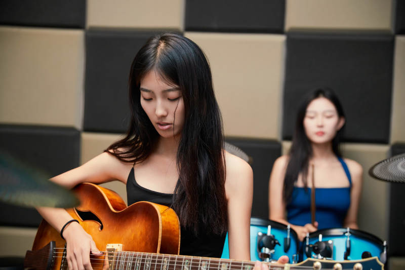 在录音室排练演奏的亚洲少女图片