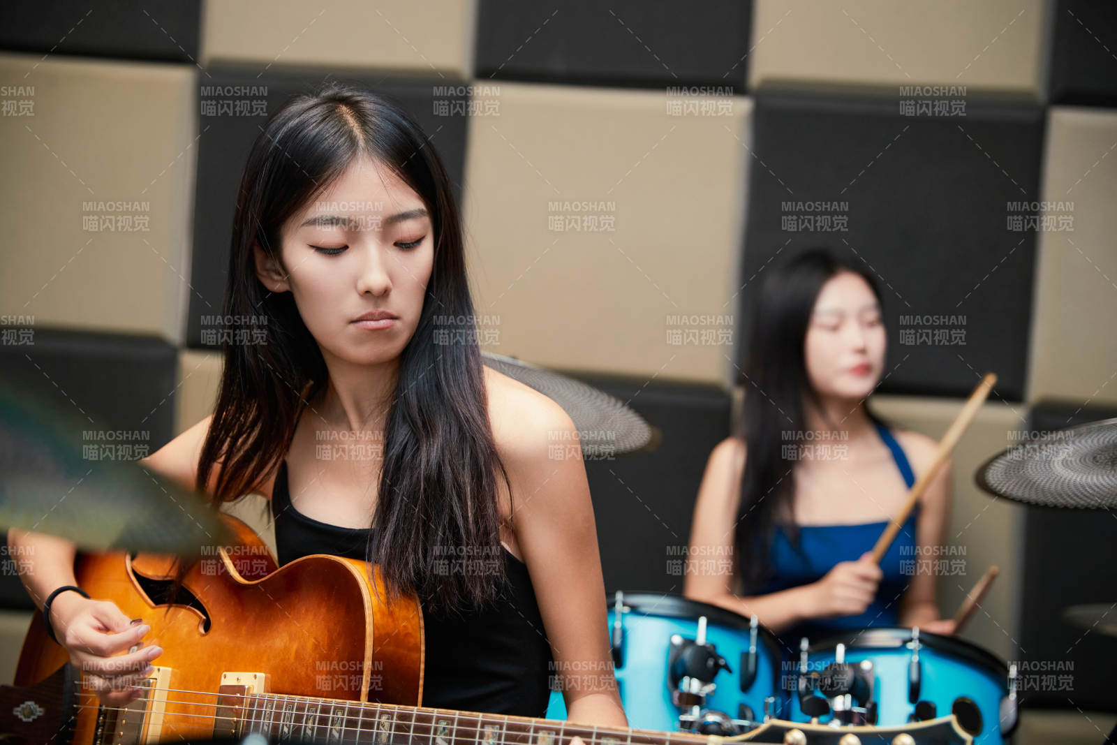 在录音室排练演奏的亚洲少女图片