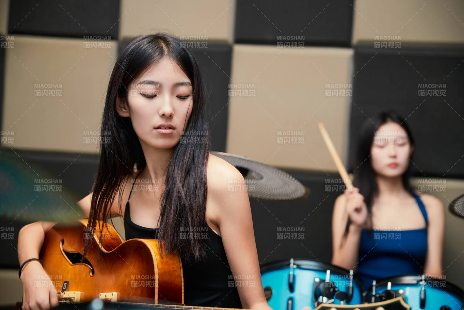 在录音室排练演奏的亚洲少女图片