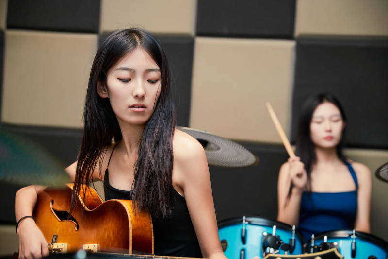 在录音室排练演奏的亚洲少女图片