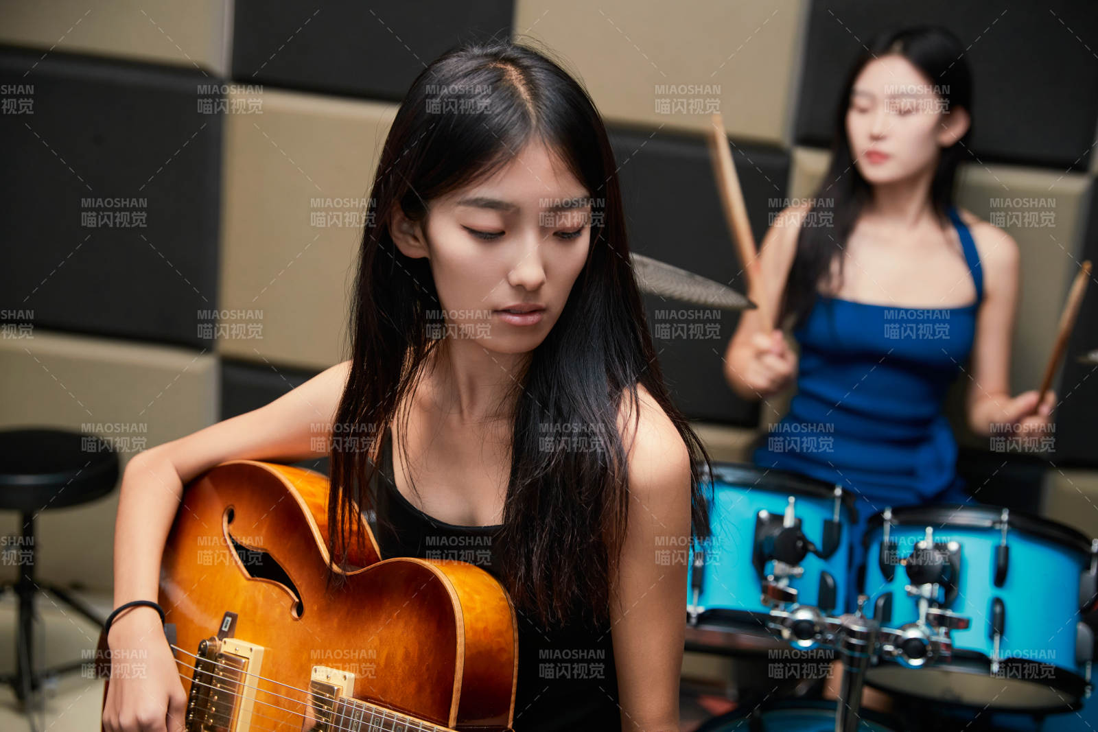在录音室排练演奏的亚洲少女图片