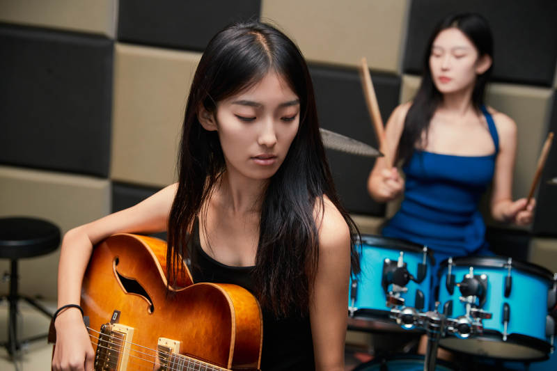 在录音室排练演奏的亚洲少女图片