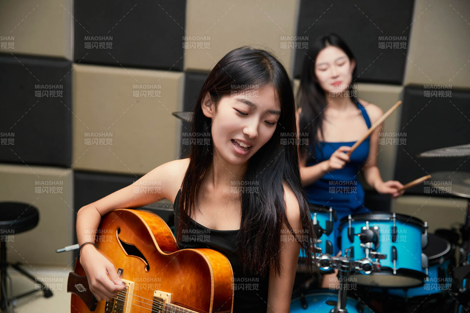 在录音室排练演奏的亚洲少女图片