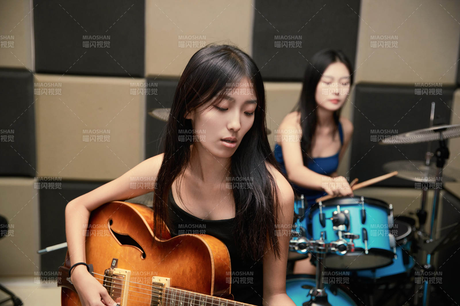 在录音室排练演奏的亚洲少女图片