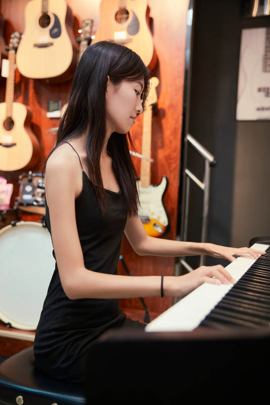 演奏钢琴的亚洲少女图片