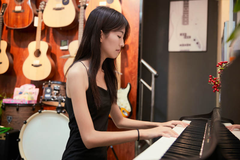 演奏钢琴的亚洲少女图片