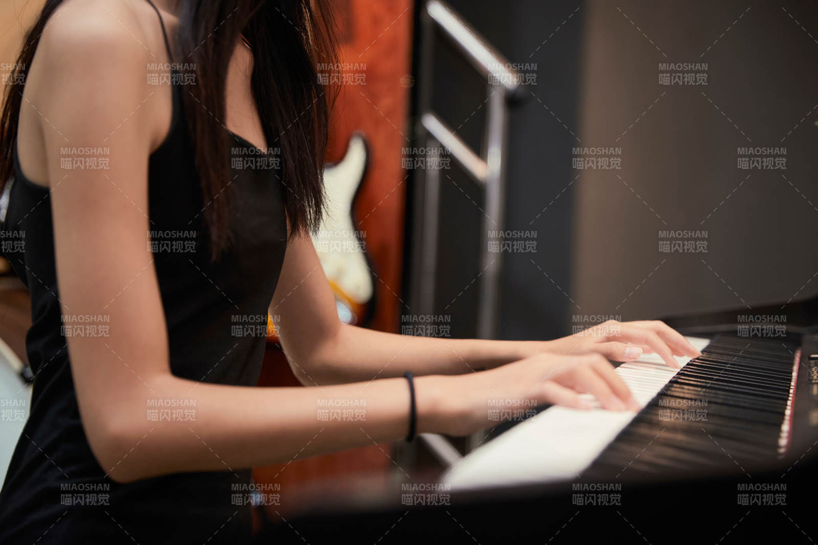 演奏钢琴的亚洲少女图片