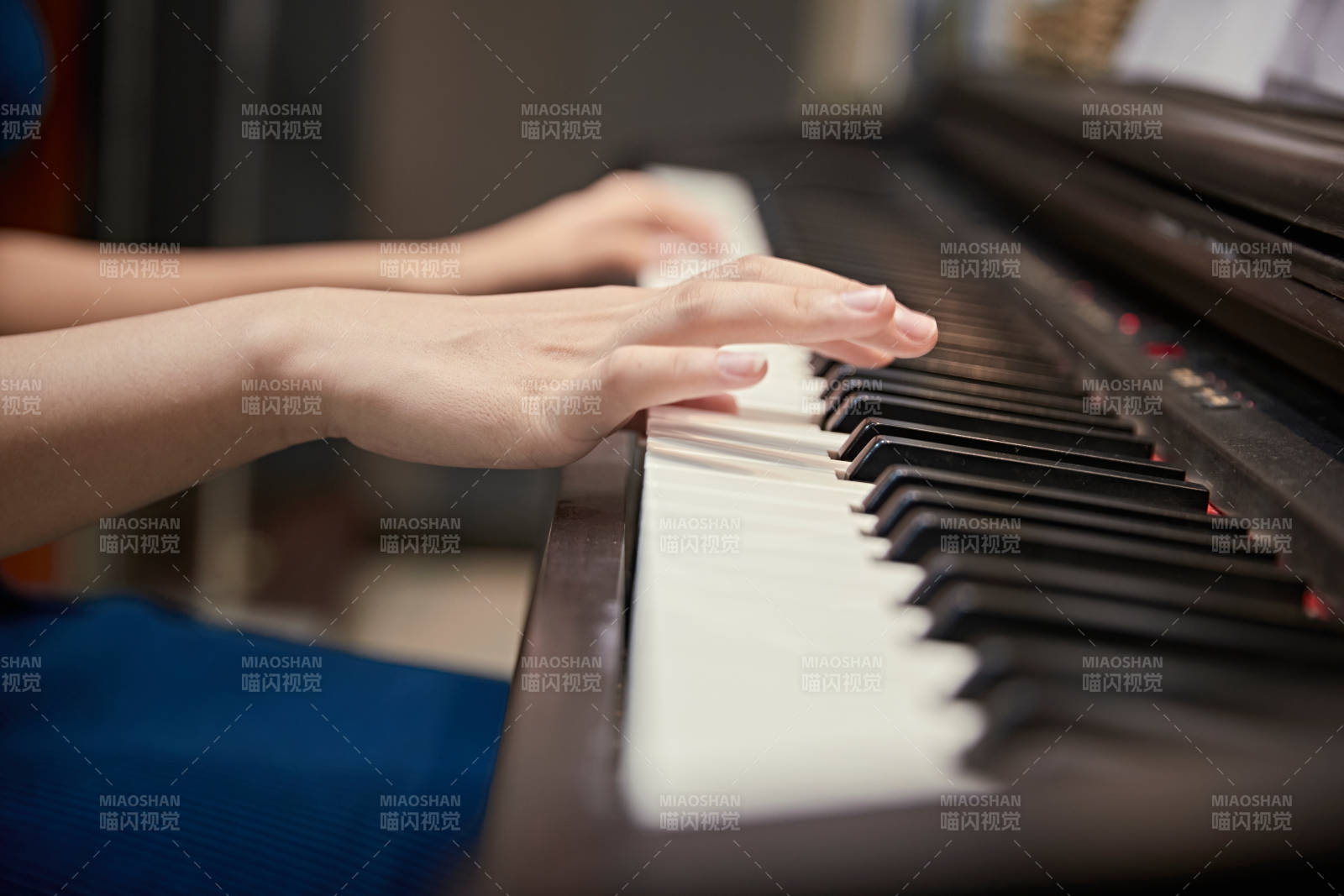 演奏钢琴的亚洲少女图片