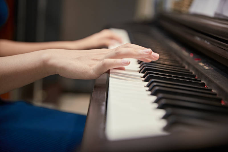 演奏钢琴的亚洲少女图片