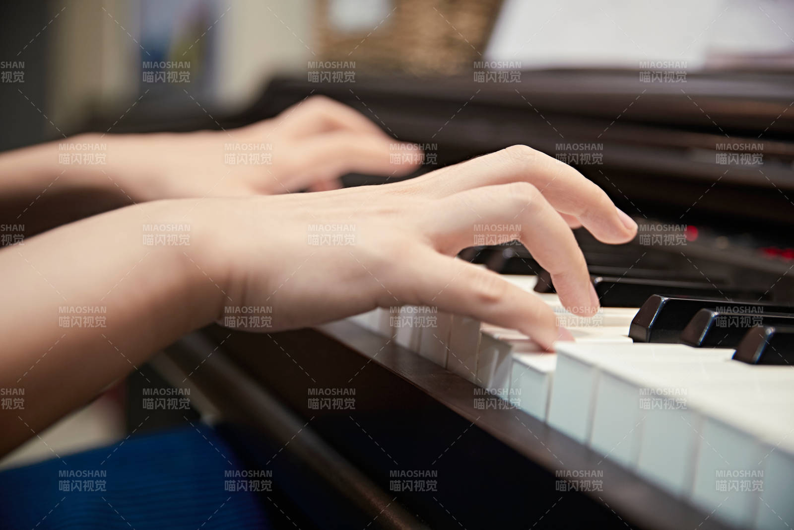 演奏钢琴的亚洲少女图片