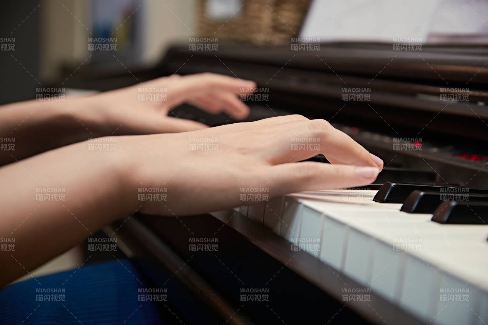 演奏钢琴的亚洲少女图片