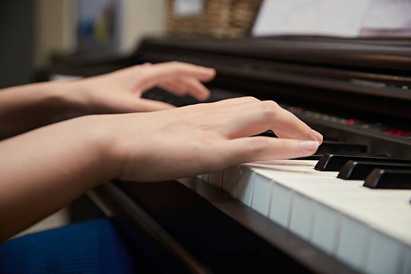 演奏钢琴的亚洲少女图片