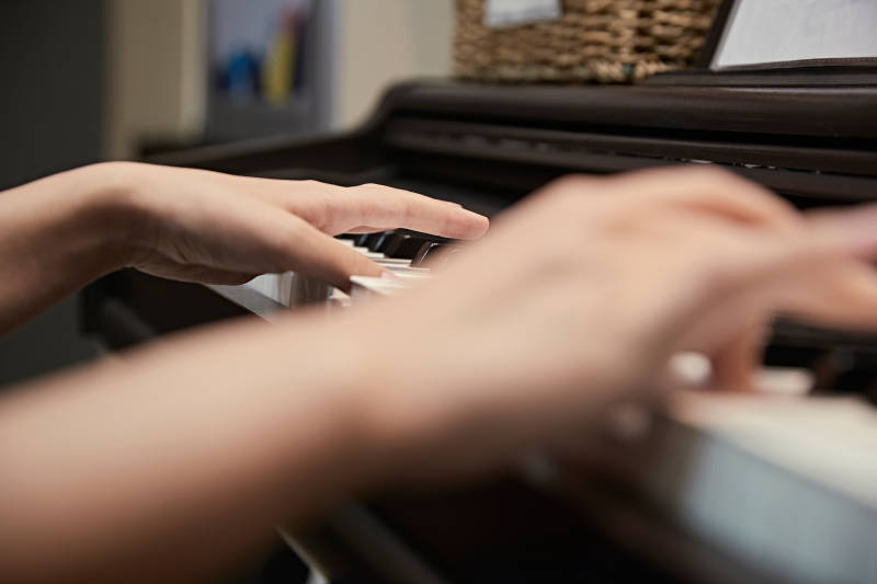 演奏钢琴的亚洲少女图片