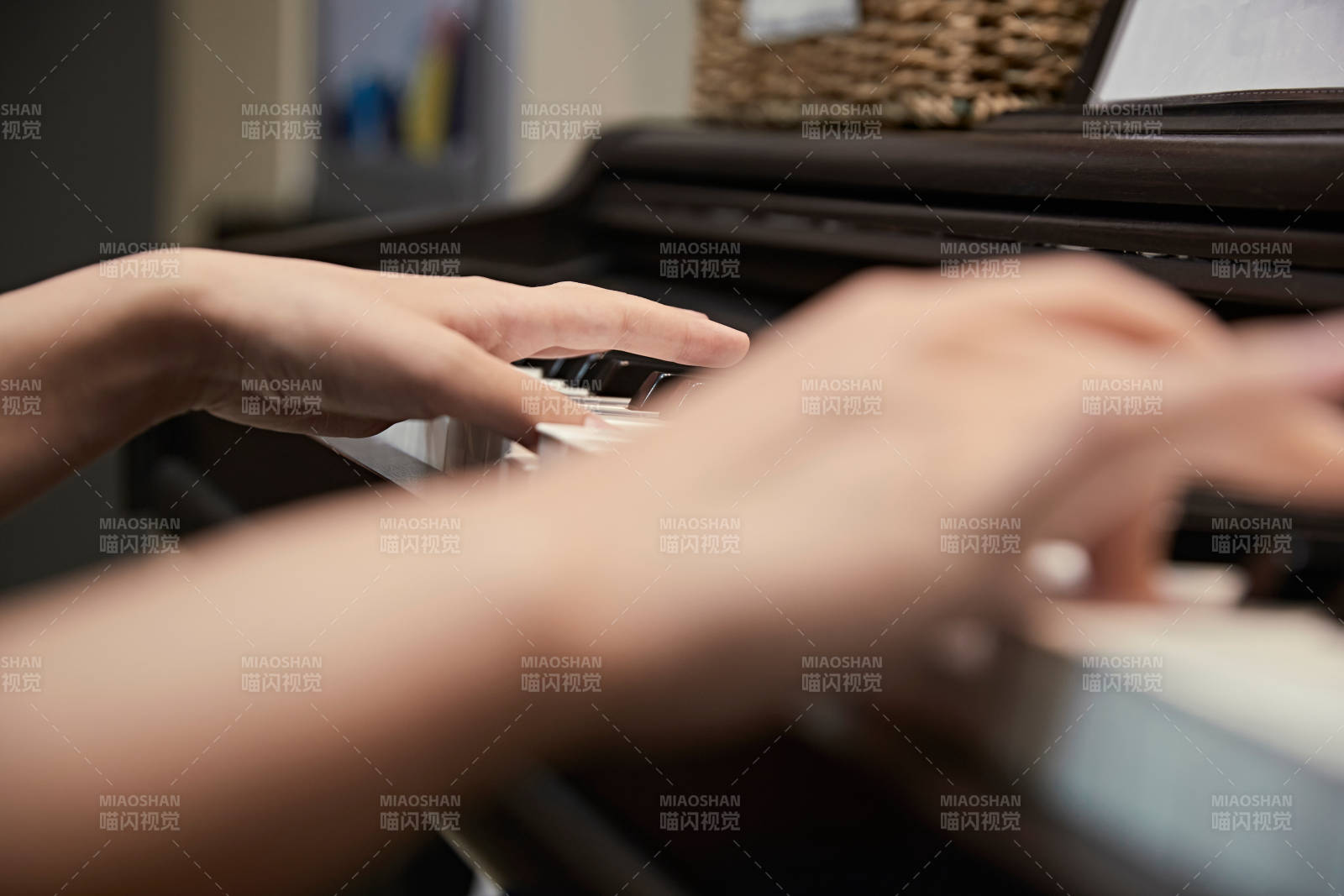 演奏钢琴的亚洲少女图片