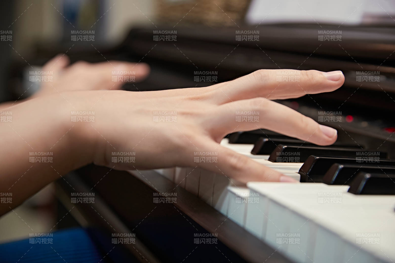 演奏钢琴的亚洲少女图片