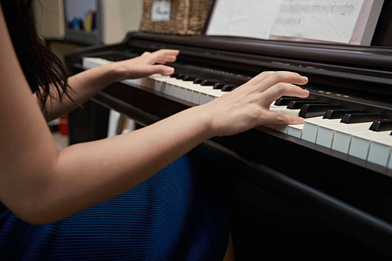 演奏钢琴的亚洲少女图片