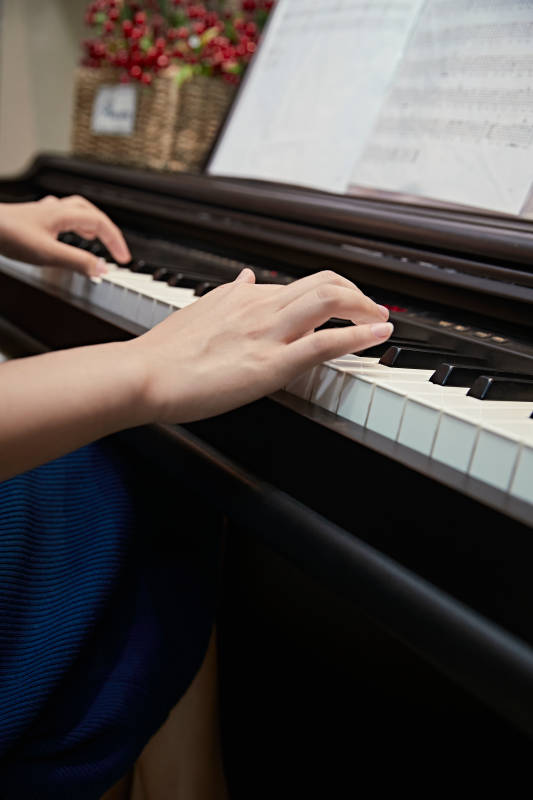 演奏钢琴的亚洲少女图片