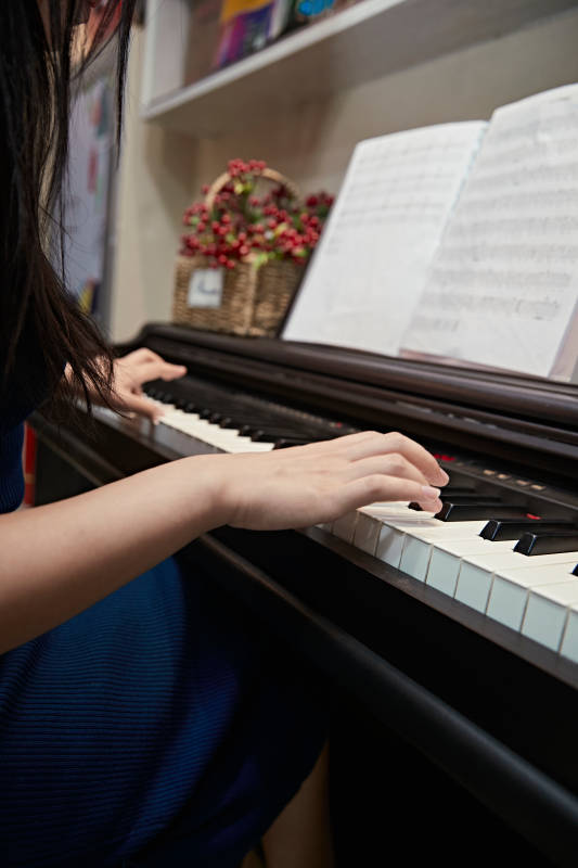 演奏钢琴的亚洲少女图片