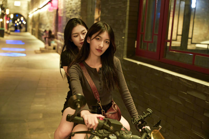 夜晚古城景区骑摩托的少女图片