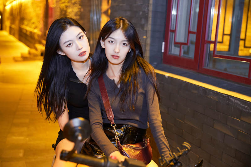 夜晚古城景区骑摩托的少女图片