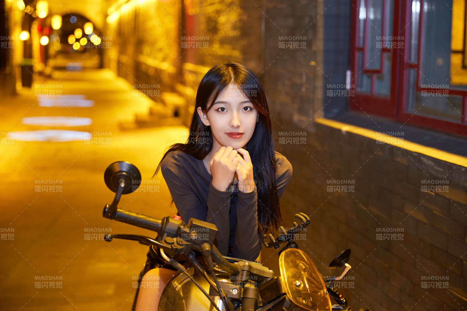 夜晚古城景区骑摩托的少女图片