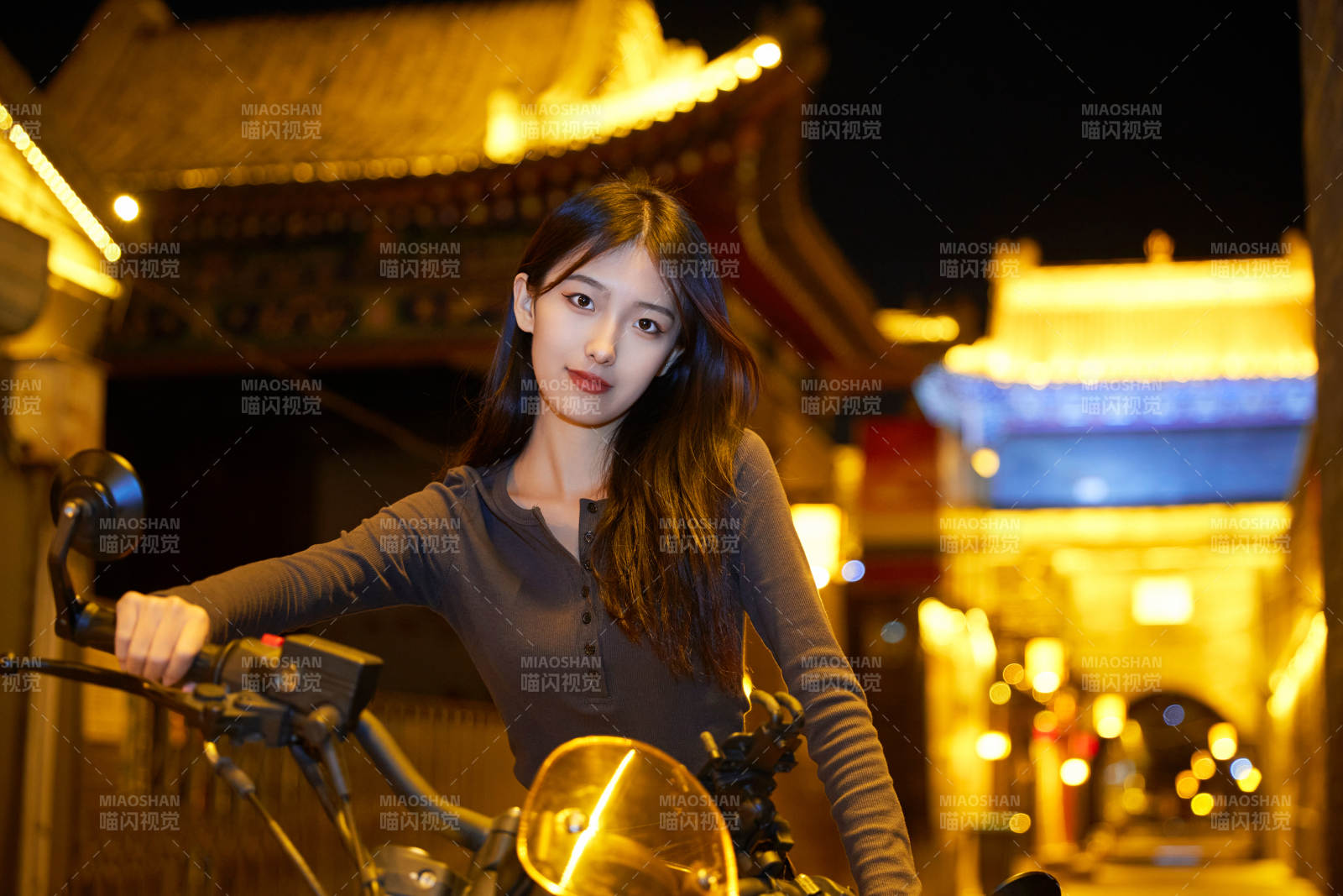 夜晚古城景区骑摩托的少女图片