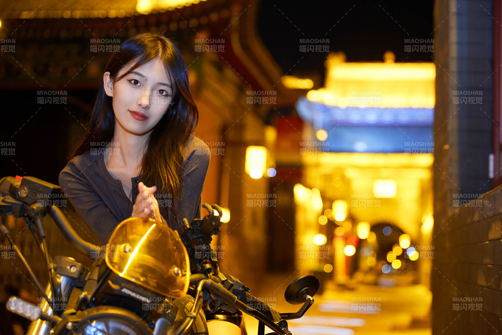 夜晚古城景区骑摩托的少女图片