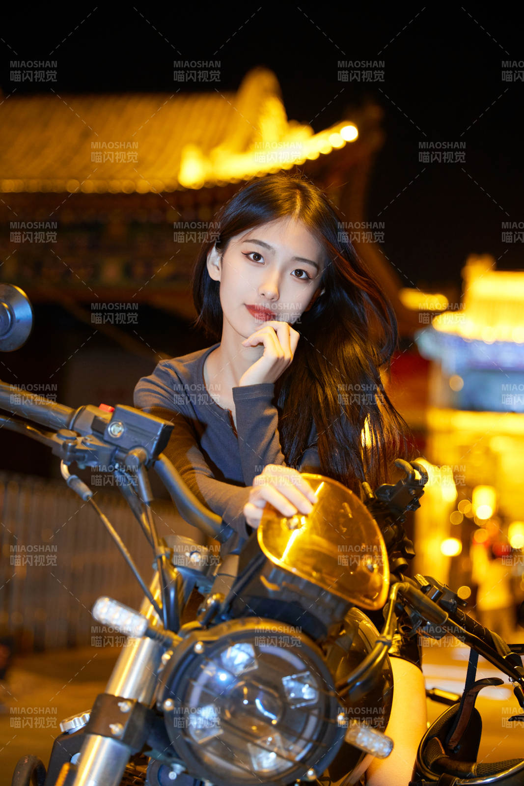 夜晚古城景区骑摩托的少女图片