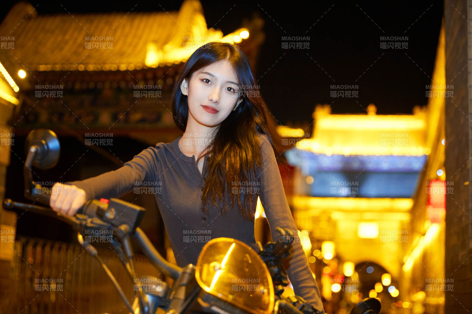 夜晚古城景区骑摩托的少女图片