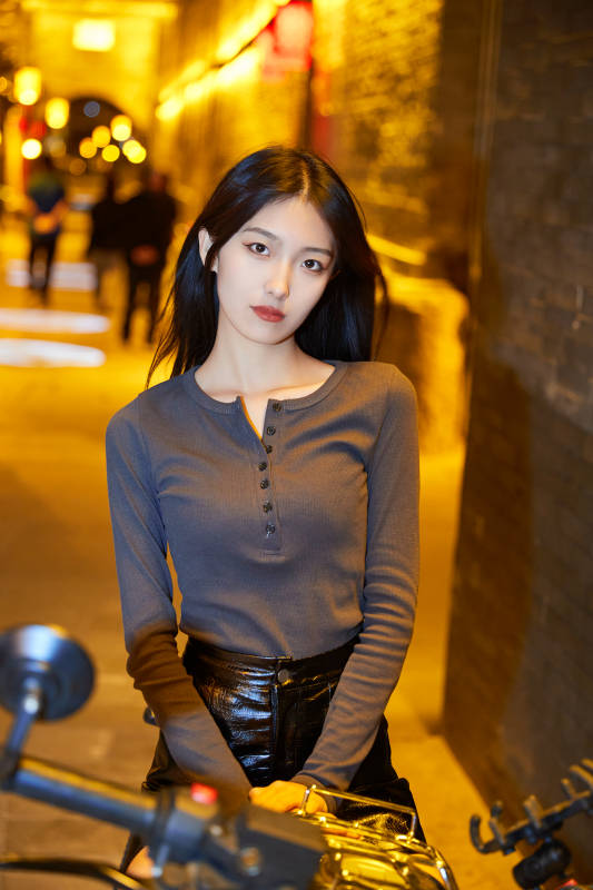 夜晚古城景区骑摩托的少女图片