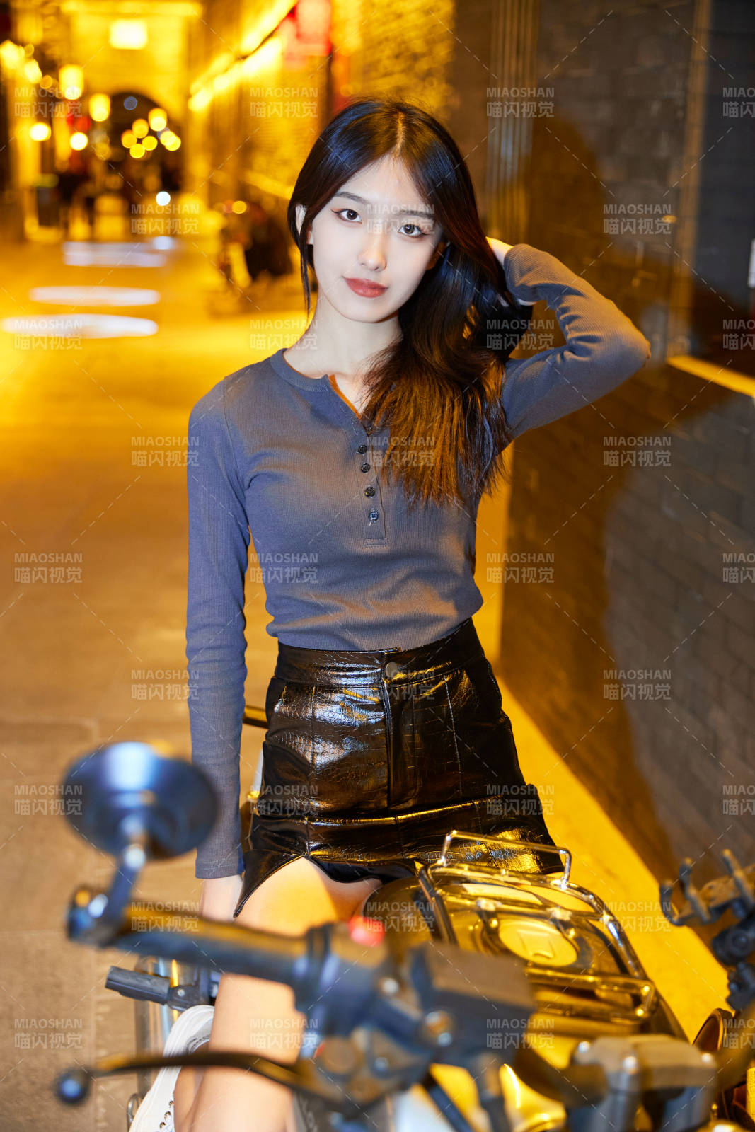 夜晚古城景区骑摩托的少女图片