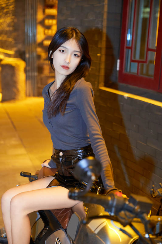夜晚古城景区骑摩托的少女图片