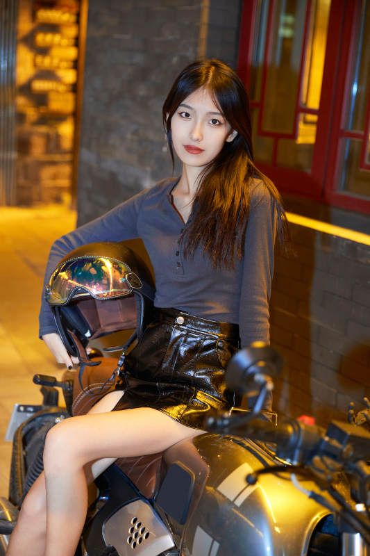 夜晚古城景区骑摩托的少女图片