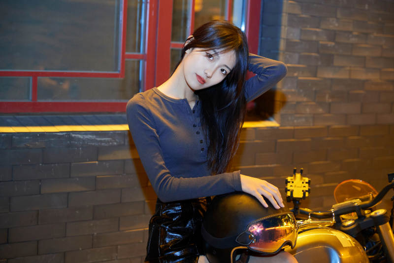 夜晚古城景区骑摩托的少女图片