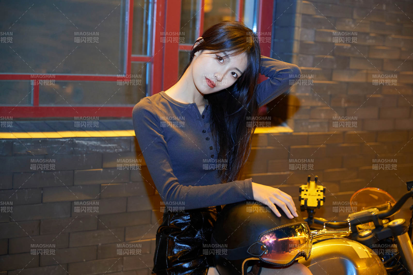夜晚古城景区骑摩托的少女图片