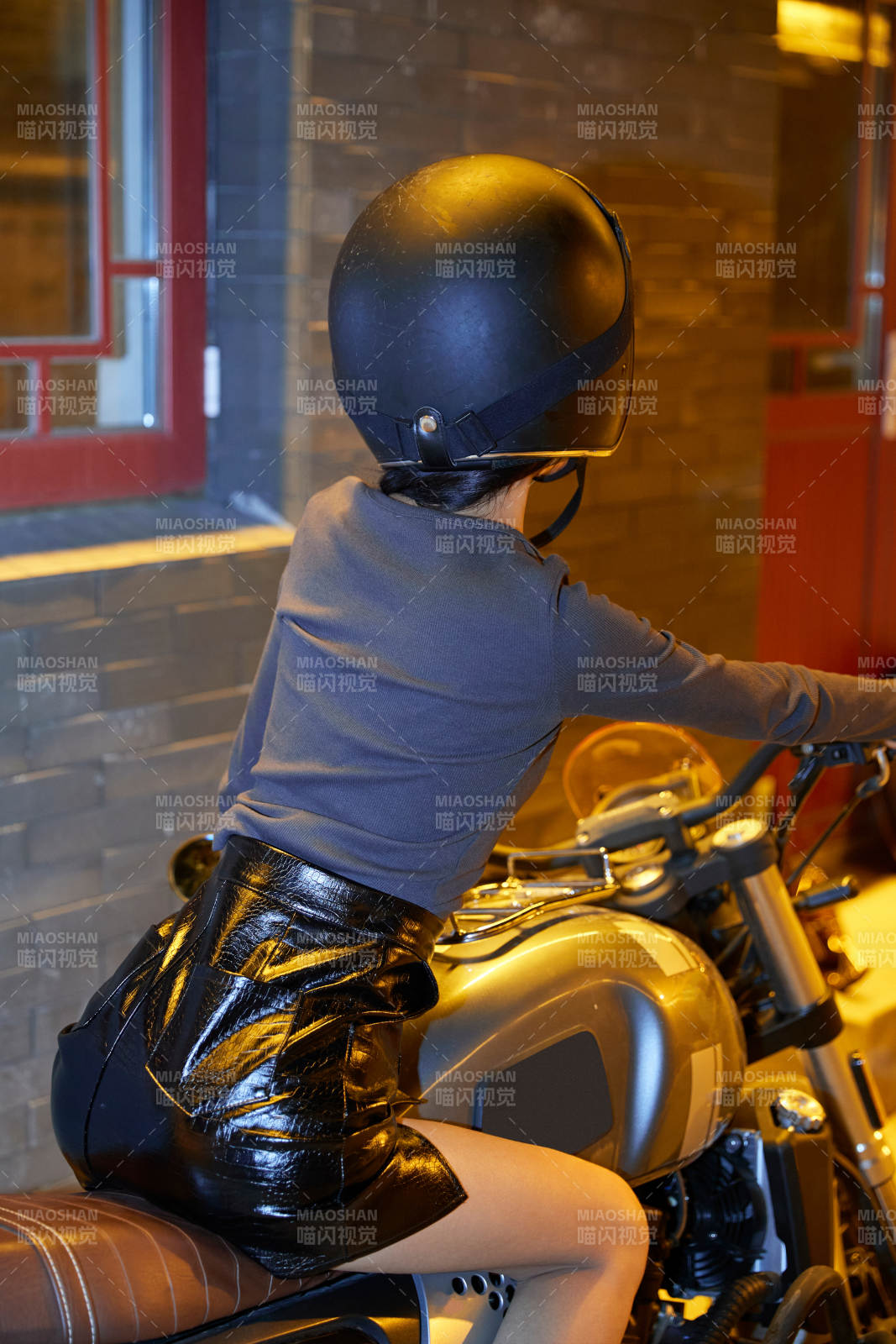 夜晚古城景区骑摩托的少女图片