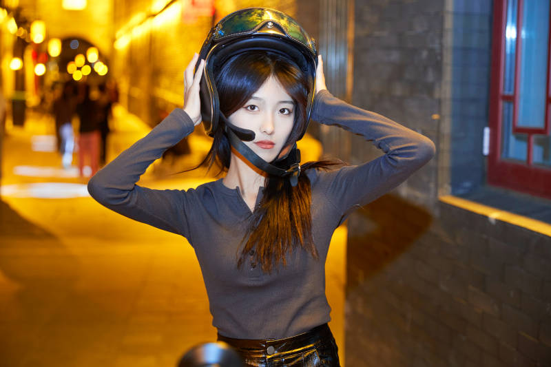 夜晚古城景区骑摩托的少女图片