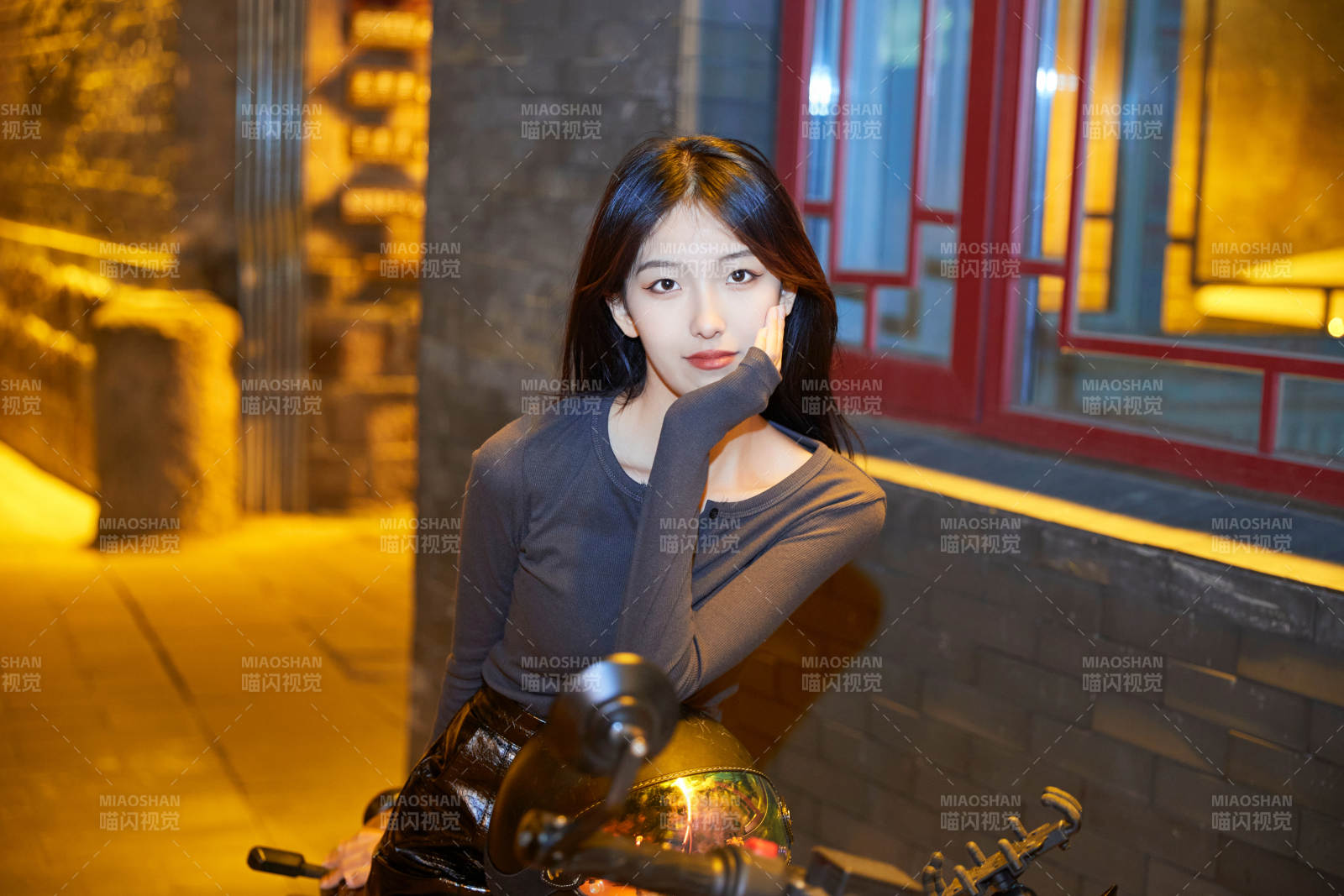 夜晚古城景区骑摩托的少女图片