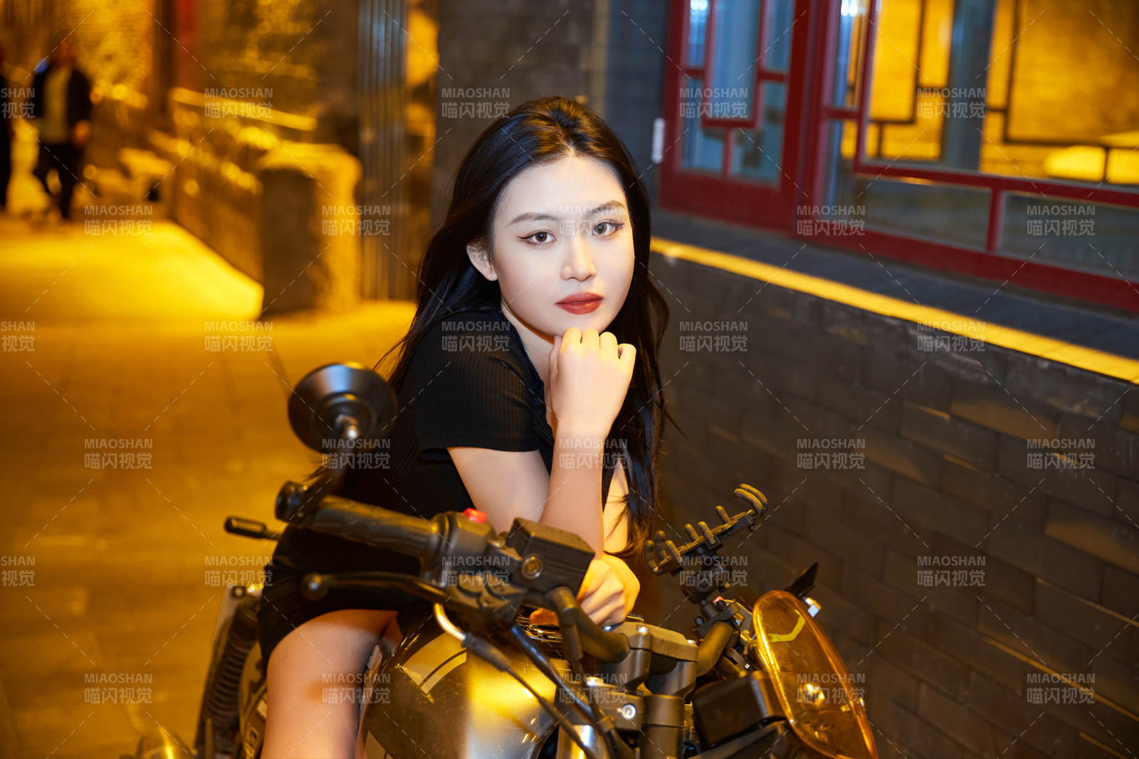 夜晚古城景区骑摩托的少女图片
