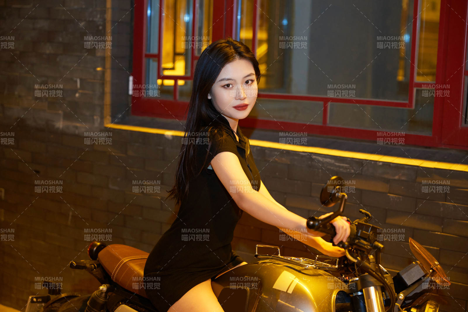 夜晚古城景区骑摩托的少女图片