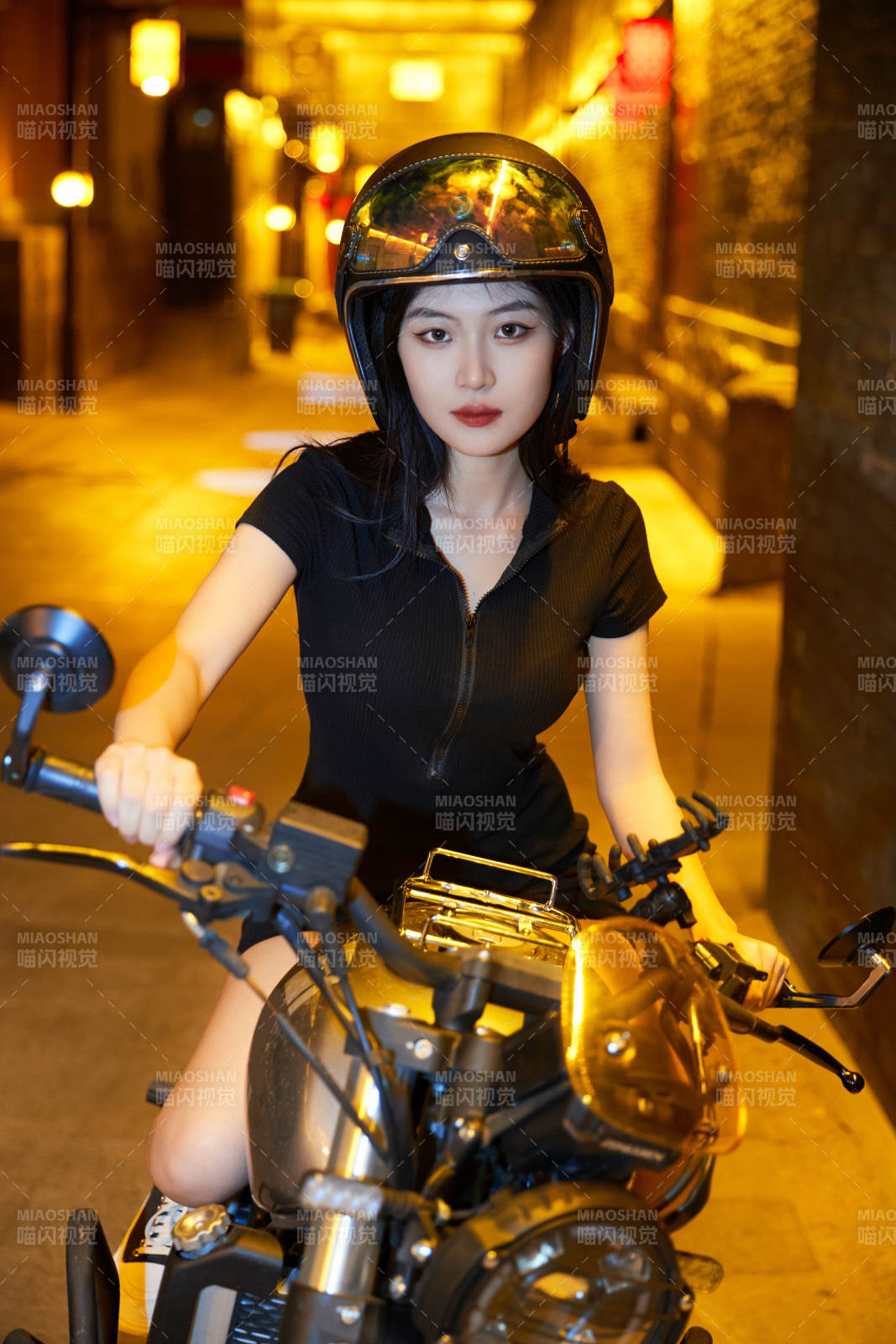 夜晚古城景区骑摩托的少女图片