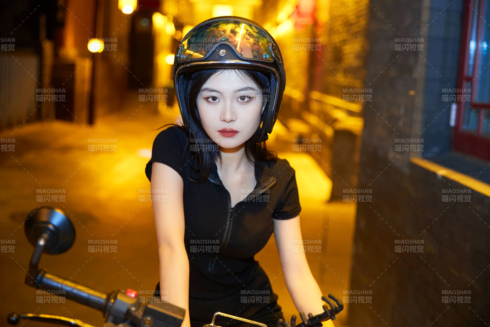 夜晚古城景区骑摩托的少女图片