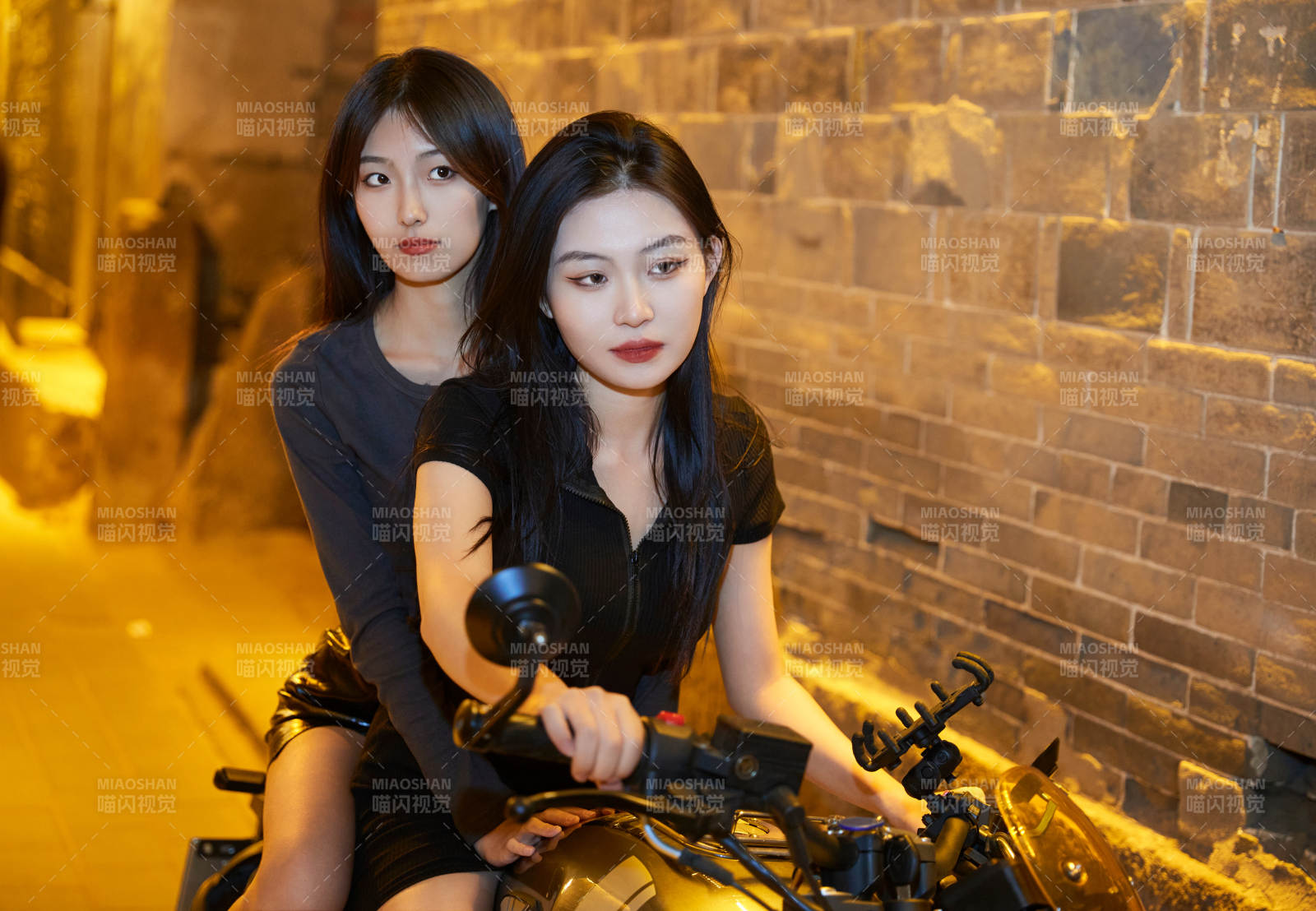 夜晚古城景区骑摩托的少女图片